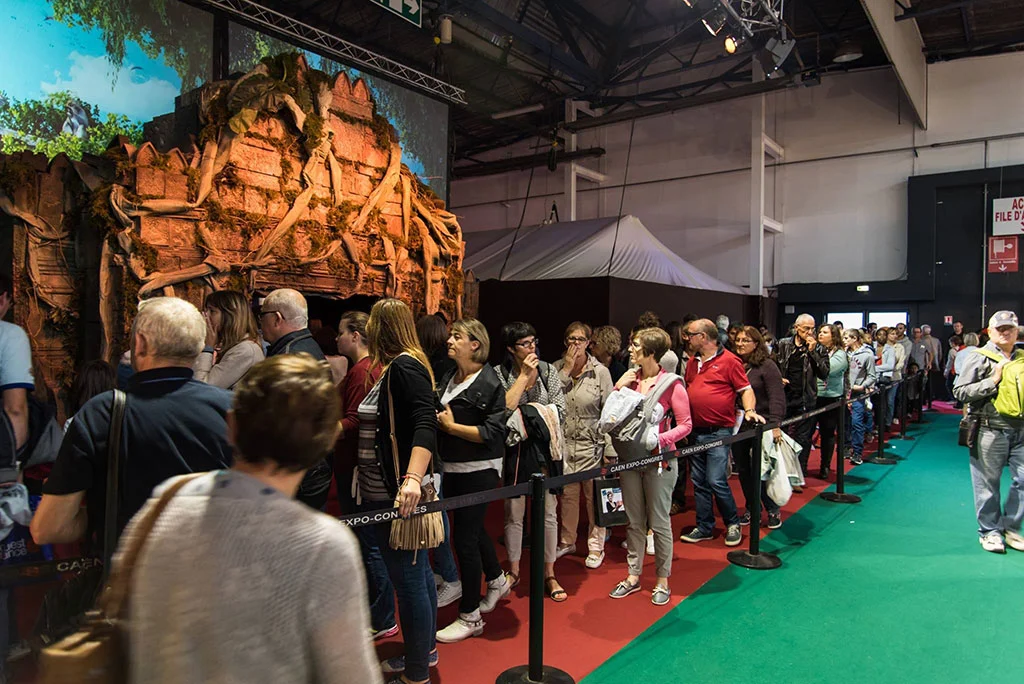 Visitors queuing to enter Réhahn’s exhibition at the Foire Internationale de Caen, 2016