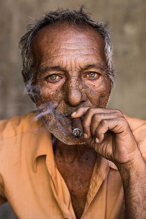 Cuba cigar smoker photo by Réhahn