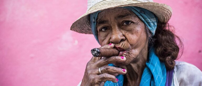 Cuba Cigar Smoker women