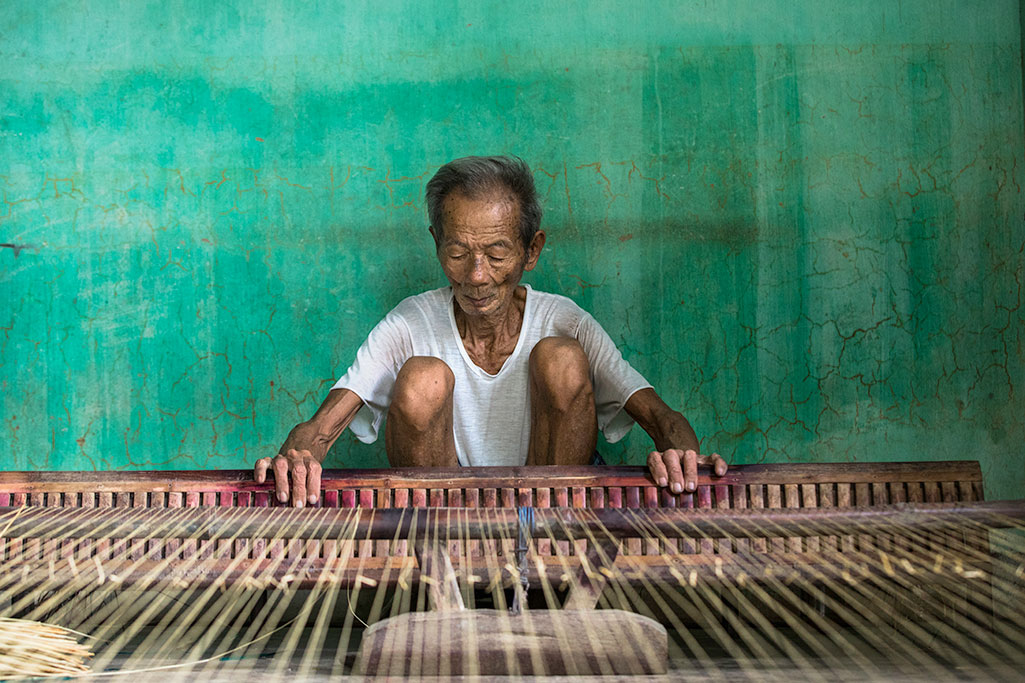 mat weaving maker hoi an photo hoi an