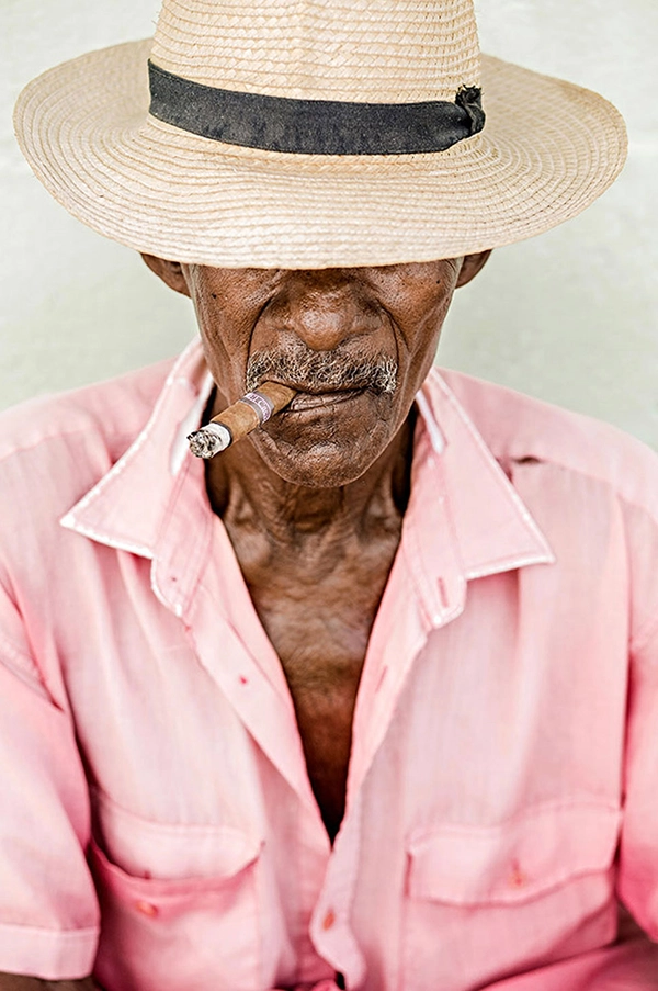 Homme cubain fumant un cigare