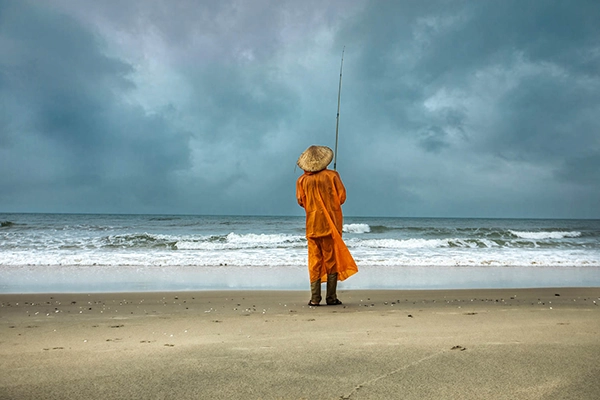 Resilience - Réhahn photography Pêcheur face aux vagues et à la mer agitée au Vietnam