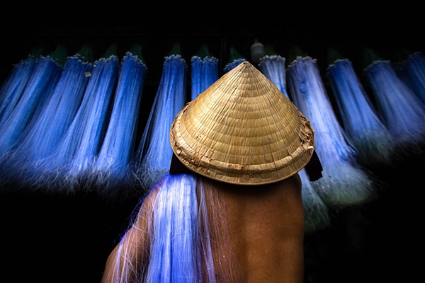 Rhythm II - Réhahn photography Fibres de filet de pêche bleues créant des motifs répétitifs et des textures au Vietnam