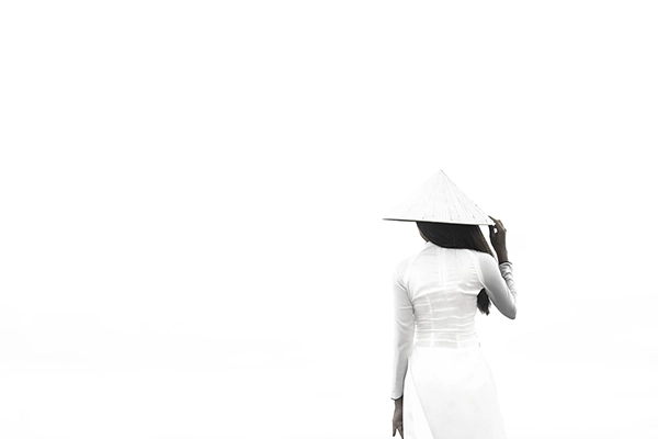 Femme vietnamienne debout en áo dài blanc